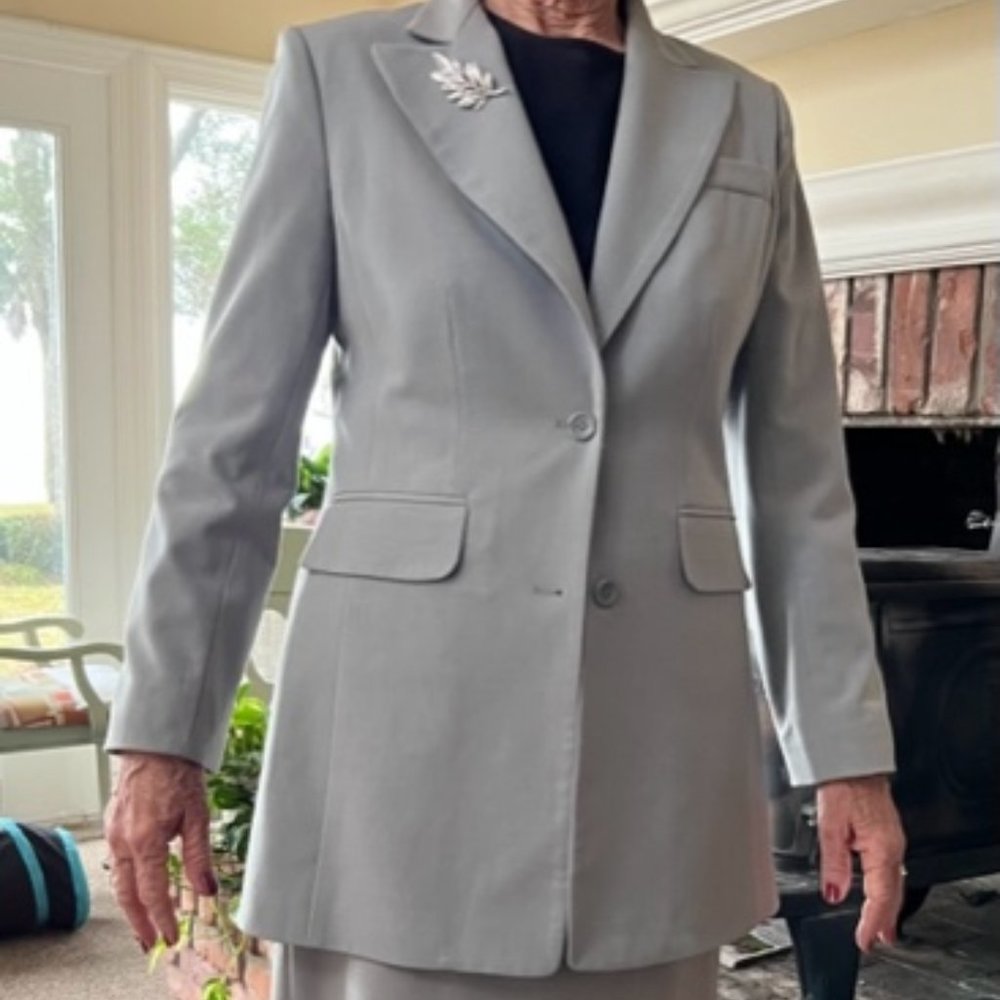 Moda size 8 gray long jacket suit